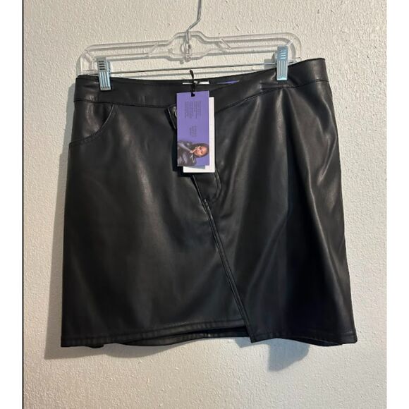 136 Women's Faux Leather Wrap Skort - Picture 3 of 4